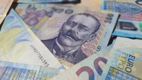 Leul a scăzut față de euro, dar s-a apreciat în raport cu dolarul