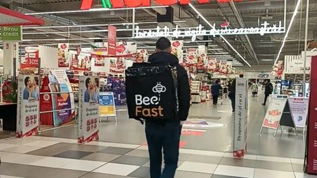Auchan extinde serviciul de livrare la domiciliu în decurs de o oră. În program intră șase hipermarketuri, în urma extinderii parteneriatului cu BeeFast