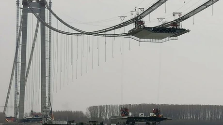 A fost montat al treilea segment al calea de rulare a podului peste Dunăre de la Brăila, lucrarea a ajuns la 60%