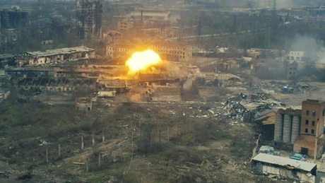 Rusia anunţă că a început să bombardeze combinatul Azovstal din portul ucrainean Mariupol