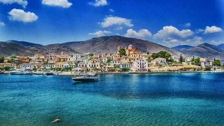 Grecia renunţă la restricţiile asociate COVID-19 pe durata sezonului turistic estival
