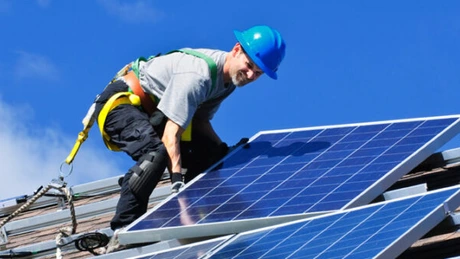 Instalatorii sistemelor de panouri fotovoltaice se pot înscrie în programul finanţat de AFM, începând de astăzi
