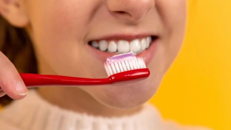 Periuțe de dinți clasice vs. periuțe electrice: ce avantaje oferă fiecare?