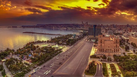 Iohannis merge în Azerbaidjan. Întâlnire pentru dezvoltarea cooperării bilaterale în energie, transporturi, comerţ şi în alte domenii