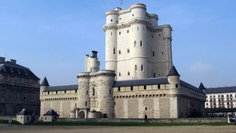 Update: Ministrul francez al Apărării susține că palatul este deschis pentru toți turiștii. Franța interzice accesul turiștilor ruși în Castelul Vincennes. Kremlinul cere în replică revenirea la rațiune