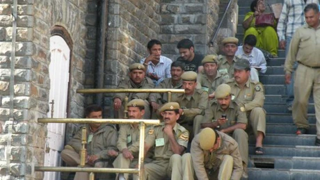 O bandă de escroci indieni a înființat și condus timp de opt luni un fals comisariat de poliție