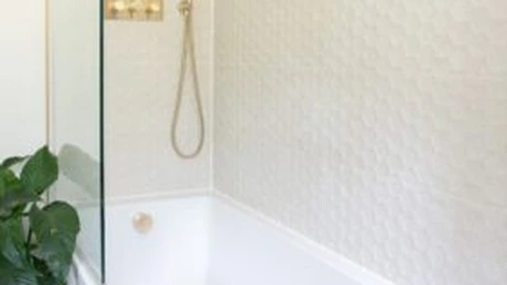 5 beneficii în a face o baie bună la tine acasă, în cadă