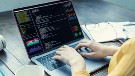 Top 5 limbaje de programare la care excelează IT-iștii români și ce se caută pe piața muncii - studiu