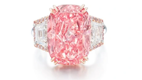 Un diamant roz a fost vândut la o licitație în Hong Kong pentru aproape 58 de milioane de dolari
