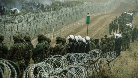 Polonia intenţionează să desfăşoare 10.000 de soldaţi la frontiera cu Belarus