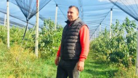 Și-au propus să producă cireșe bio fără niciun angajat și au reușit. La Livada cu stupi pomii sunt stropiți de dronă, energia vine din panouri solare și cireșele sunt culese cu angajații clienților