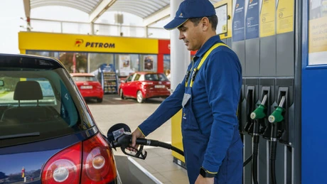 Carburanții s-au ieftinit azi. Motorina și benzina au ajuns la același preț, o premieră a ultimilor ani