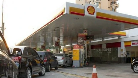 Penurie de carburanți în Ungaria. Cozi la benzinării