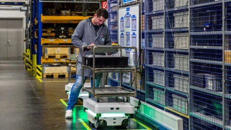 Cum arată viitorul muncii în fabrici și depozite: 6 tendințe principale pe piața roboților mobili