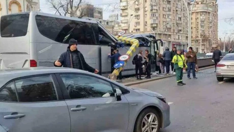 Pasagerii autocarului implicat în accidentul de la Pasajul Unirii vor da în judecată autorităţile din Bucureşti şi agenţiile de turism