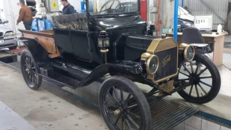Un Ford T fabricat în 1914 a fost adus pentru verificări la RAR Iași. În lume mai există cel mult 250 de mașini de acest fel