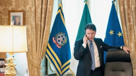 Fostul premier italian Giuseppe Conte a fost atacat la un miting electoral de un antivaxer, furios pentru măsurile luate în timpul pandemiei (Video)