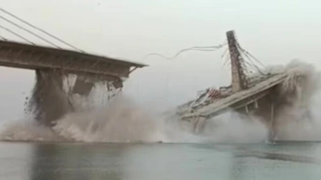 VIDEO de excepție: Un pod gigantic s-a prăbușit în India, pentru a doua oară. Momentul a fost filmat