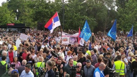 Zeci de mii de persoane au protestat sâmbătă împotriva guvernului la Belgrad