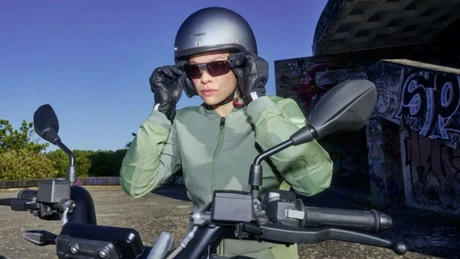 Divizia de motociclete a BMW a început comercializarea unor ochelari cu head-up display