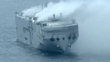 O navă cu 3.800 de mașini noi arde în apele olandeze. Stingerea incendiului poate dura zile