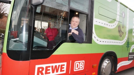 Retailerul REWE și compania feroviară Deutsche Bahn au conceput un supermarket pe roți care să-i aprovizioneze  pe locuitorii din satele izolate din Germania