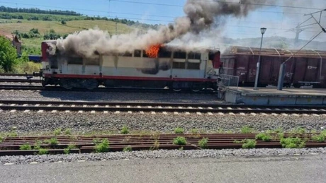 Update: Locomotiva unui tren încărcat cu bușteni a luat foc în stația Dumbrăveni, din județul Sibiu