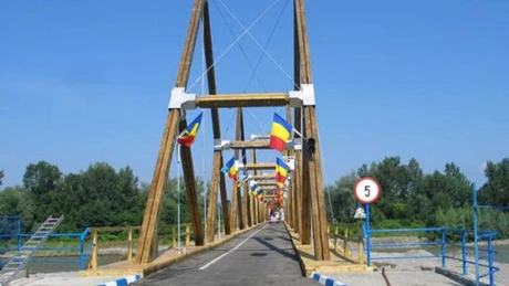 Cel mai nou pod transfrontalier dintre România şi Ucraina avansează conform graficului stabilit