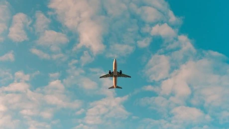 Companiile aeriene testează toleranţa consumatorilor pentru preţuri mai mari la biletele de avion - analiză