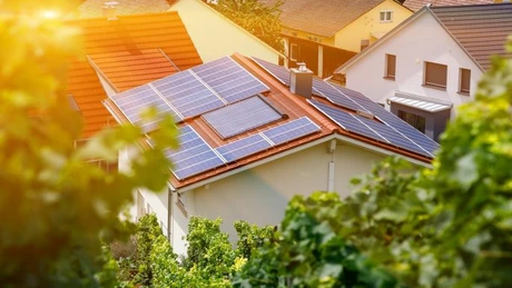 Piaţa bateriilor pentru stocarea energiei produse de sistemele fotovoltaice, evaluată la 40 milioane de euro în România - companie