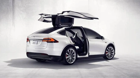 Aproape 55.000 de vehicule Tesla Model X, afectate de indicațiile eronate ale unui senzor