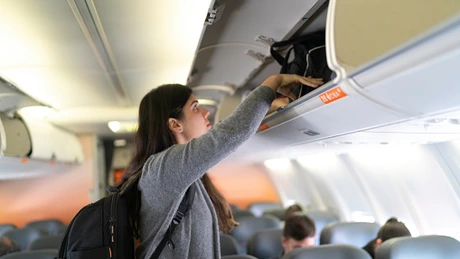 Taxele de bagaj de mână ale companiilor aeriene ar putea fi interzise în UE