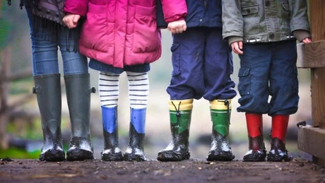 Eurostat: Copiii români, cei mai expuşi riscului de sărăcie şi excluziune socială din UE