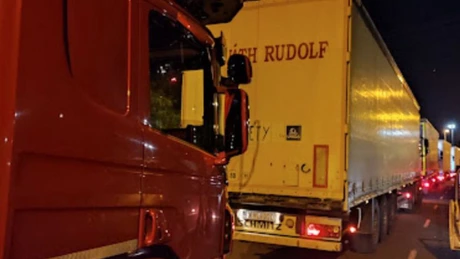 Cozi lungi de camioane la frontiera dintre Ungaria și Ucraina, ca urmare a protestelor camionagiilor polonezi și slovaci, care au blocat punctele de frontieră