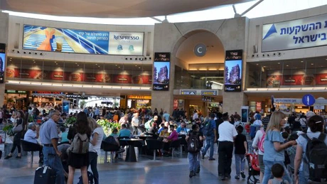 Aproape toate zborurile pe aeroportul Ben Gurion din Tel Aviv au fost anulate sau amânate. Ce primesc pasagerii care nu mai pot zbura