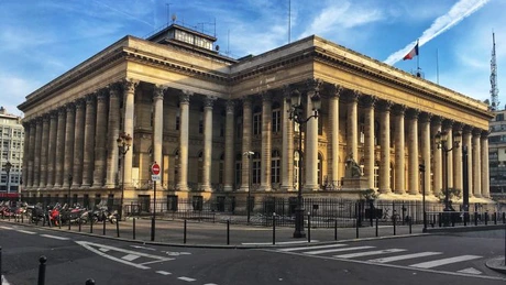 Indicele Bursei din Paris a atins astăzi un nou maxim istoric, ca urmare a așteptărilor privind schimbarea de politică monetară a mai multor bănci centrale