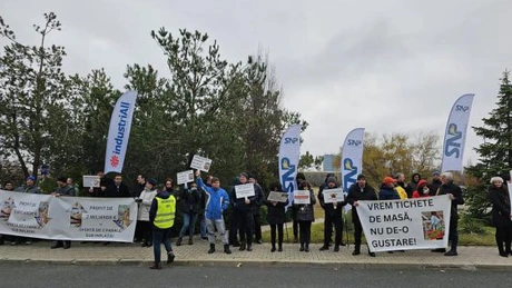 Sute de angajați OMV Petrom au protestat în fața sediului principal al companiei din București și a celorlalte sedii din teritoriu (Video)