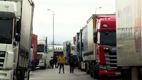 Camionagiii slovaci au blocat un punct de trecere de la granița cu Ucraina, în semn de protest față de concurența făcută de transportatorii ucraineni