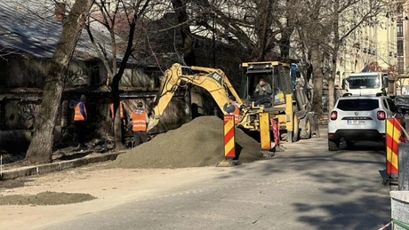 Primăria Capitalei execută lucrări de reparații a trotuarelor în zona Bulevardului Regina Elisabeta