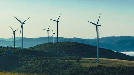 Acorduri de mediu emise pentru patru noi parcuri eoliene în Caraș Severin, în total 500 MW, cu stocare