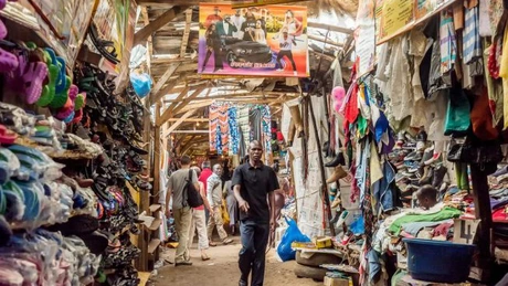 Comercianții de haine second-hand din Kenya încearcă să blocheze inițiativa de a interzice exportul de haine uzate din Uniunea Europeană