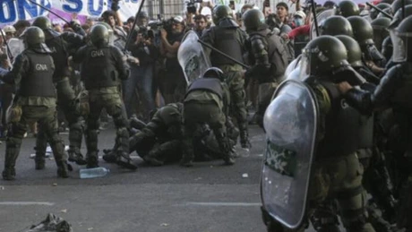 Argentina - Ciocniri violente între poliţie şi protestatarii faţă de tăierea cheltuielilor sociale