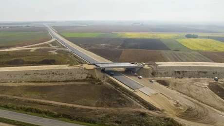 Lucrările la secțiunea de vest a autostrăzii M44 din Ungaria au înregistrat progrese semnificative! Hódút Építő Kft, parte a grupului Duna Group, a ridicat în doar trei nopți grinzile podului de peste linia ferată Budapesta - Szeged