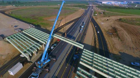 Compania Aktor anunță că a montat cele șase grinzi metalice pe secțiunea centrală a viitorului pasaj de peste A1 și că urmează sudura