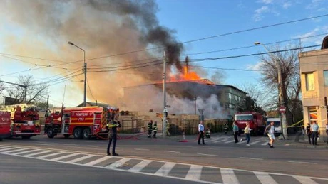 Incendiu în Sectorul 1 din Bucureşti la un depozit de cherestea. Nu sunt răniţi
