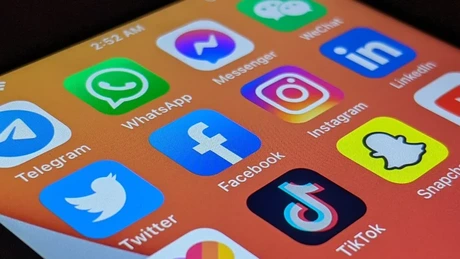 13 milioane de români sunt în social media, iar numărul scade. De la Facebook, TikTok până la X, ce aplicații preferă
