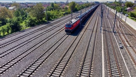 Circulaţia feroviară pe Magistrala Bucureşti - Constanţa, oprită temporar din cauza unui incendiu de vegetaţie; zece trenuri staţionează UPDATE