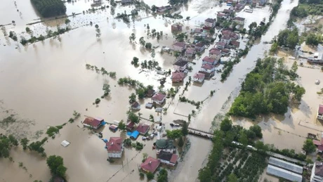 Schimbările climatice dublează riscul de inundaţii precum cele care au lovit recent Europa Centrală şi de Est - raport