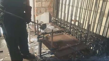 Regii romilor din Sibiu, verificați de Garda de Mediu pentru că topeau plumb în curte