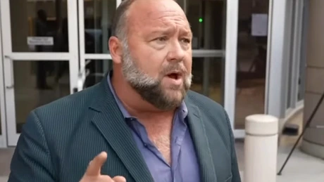 Justiția americană a aprobat vânzarea activelor conspiraționistului Alex Jones pentru plata victimelor teoriilor sale halucinante. El va putea însă să-și păstreze casa